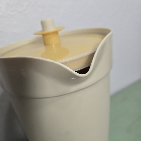 Vintage Tupperware 2 Quart Almond Harvest Gold Push Button Lid Pitcher 800-810 - Picture 7 of 7